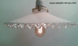 Suspension opaline a bords plissés diamètre 25 cm
