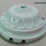 Rosace ancienne en porcelaine diamètre 6,5 cm