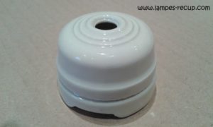 Boitier de dérivation porcelaine ancien diamètre 4,6 cm