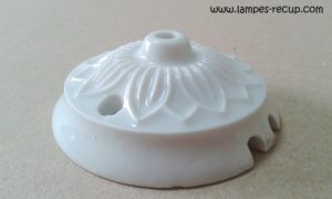 Rosace de plafond ancienne en porcelaine diamètre 6.8 cm