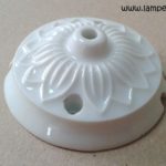 Rosace de plafond ancienne en porcelaine diamètre 6.8 cm