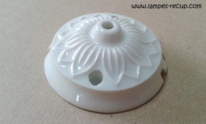 Rosace de plafond ancienne en porcelaine diamètre 6.8 cm