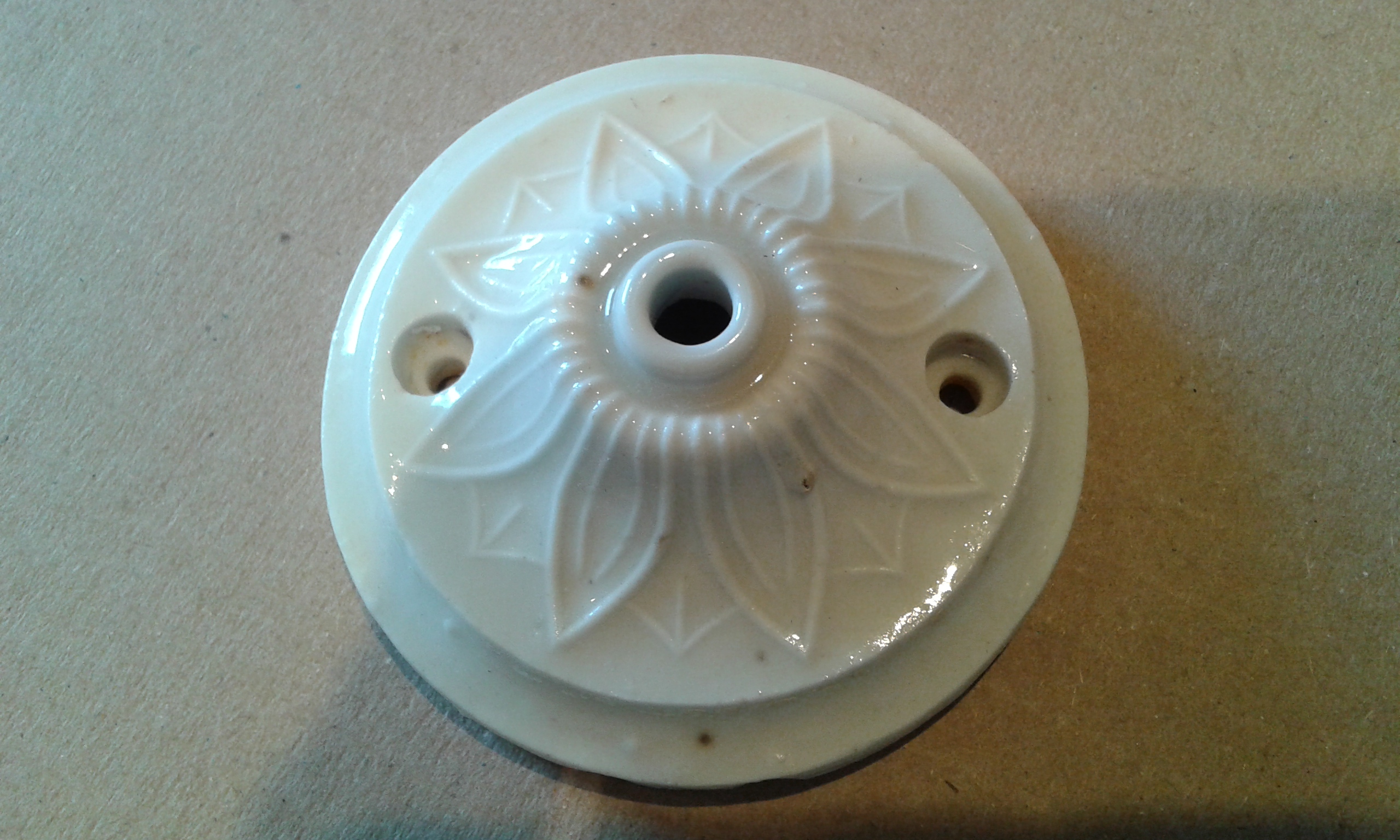  Rosace  de plafond  ancienne  en porcelaine diam tre 7 3 cm