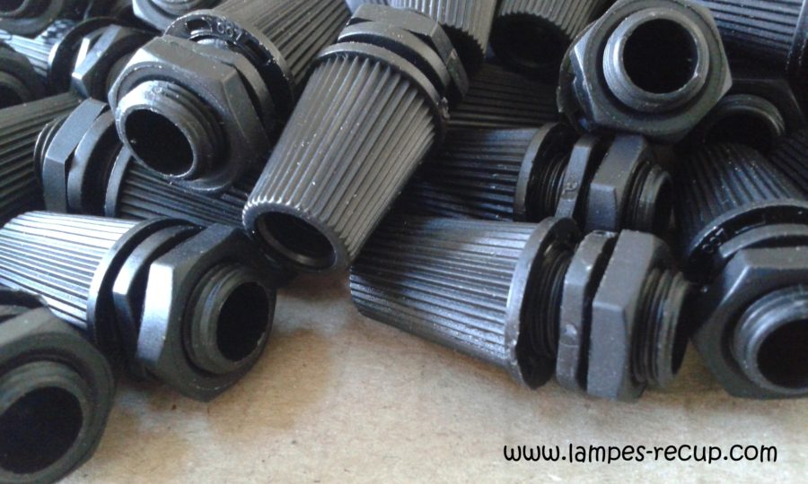 100 Attaches Câbles Noires 16 Mm – Pour Organisation Fils électriques – En Nylon Résistant – Installation Facile Avec Clou - 3