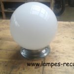 Plafonnier vintage globe en opaline diamètre 20 cm