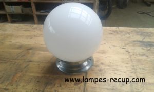 Plafonnier vintage globe en opaline diamètre 20 cm