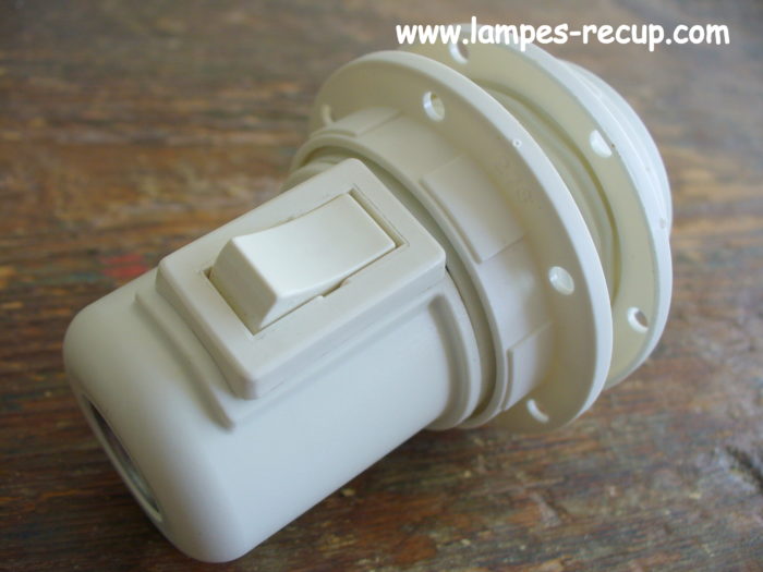 douille E27 blanche à bagues en bakélite avec interrupteur intégré - 60  Watts max