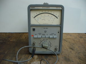 Voltmètre ancien en l'état marque Philips PM 2451 pour radio TSF