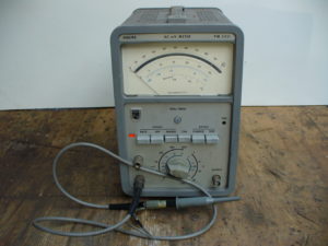 Voltmètre ancien en l'état marque Philips PM 2451 pour radio TSF