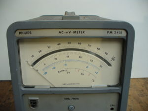 Voltmètre ancien en l'état marque Philips PM 2451 pour radio TSF