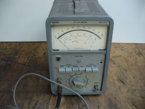 Voltmètre ancien en l'état marque Philips PM 2451 pour radio TSF