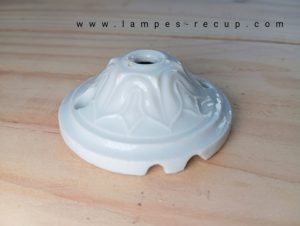 Rosace de plafond ancienne en porcelaine diamètre 6,4 cm