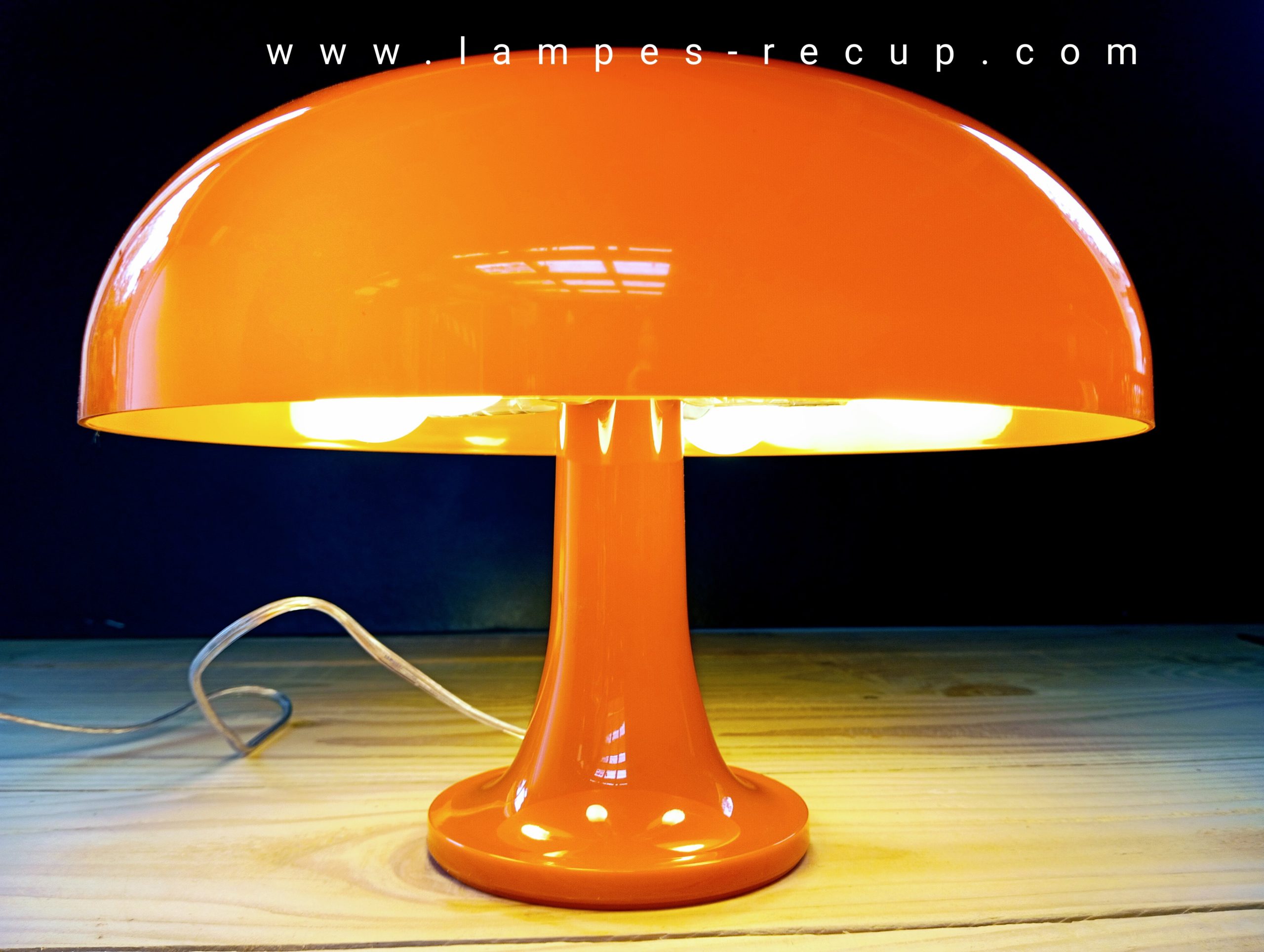 Lampe champignon orange réplique Nessino Artemide