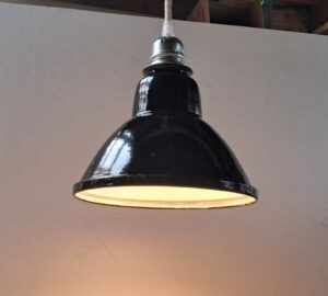 Suspension industrielle vintage émaillée noire  – Image 4