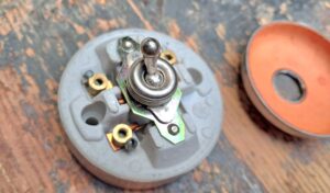 Interrupteur vintage va et vient porcelaine et chrome – Image 6